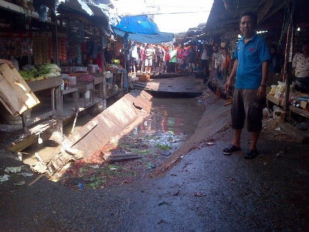 Jerambah beton yang berada di pasar ini tba-tiba roboh saat masyarakat sedang padat-padatnya berbelanja.